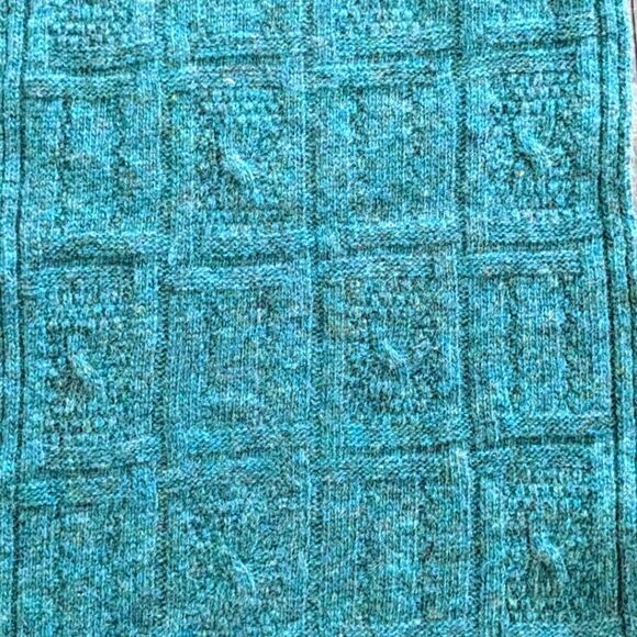 $5 Item! Long Rich Green Square Pattern Knit Scarf - Picture 5 of 7